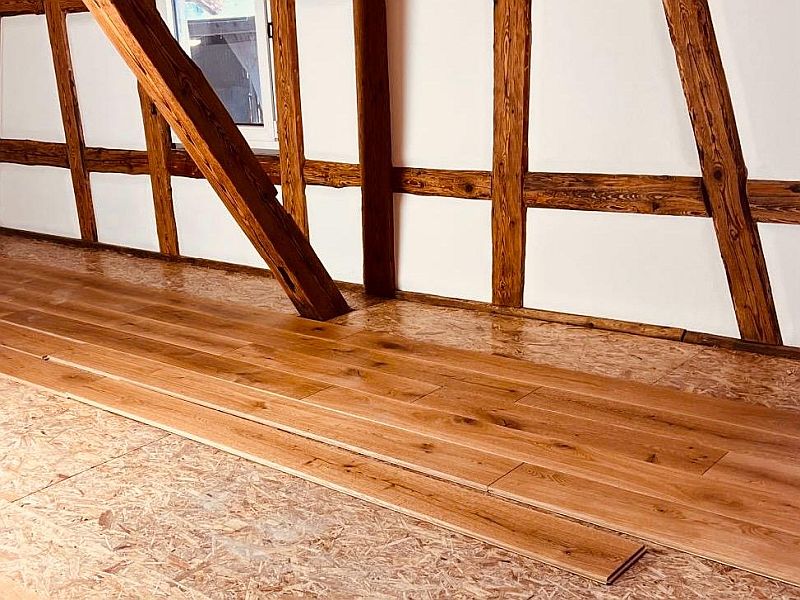 4b762fb3-aea1-4caf-8261-86d054ab3005 Ein geräumiger Dachboden mit Sichtbalken und neu verlegtem Parkettboden strahlt rustikalen Charme aus.