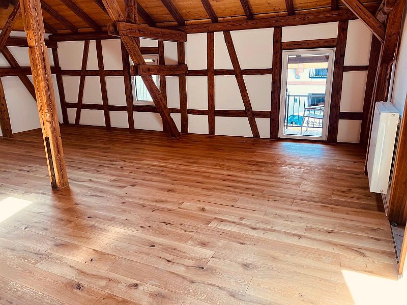 4fe7fc15-5ada-4476-8098-08f96d58ca8d Ein geräumiger Dachboden mit Sichtbalken und neu verlegtem Parkettboden strahlt rustikalen Charme aus.