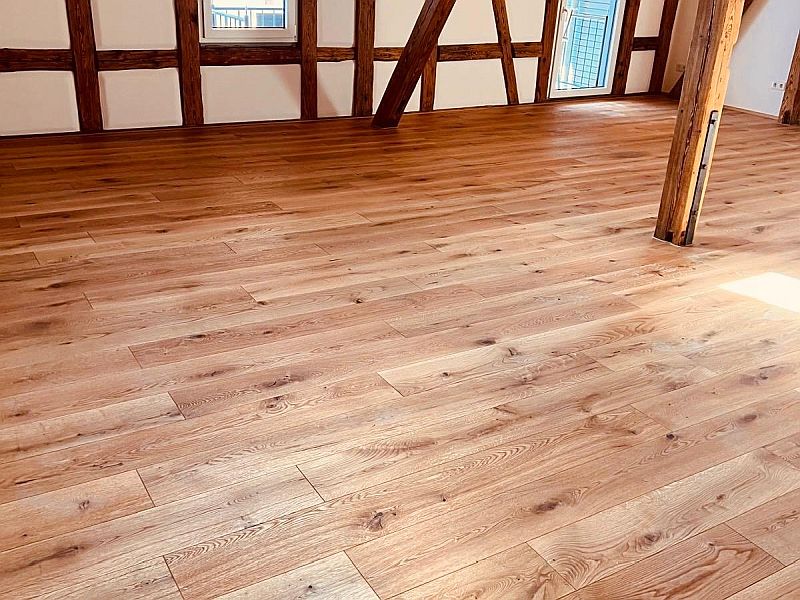 61a98a17-324c-4186-b258-2489a21fe8cb Ein geräumiger Dachboden mit Sichtbalken und neu verlegtem Parkettboden strahlt rustikalen Charme aus.