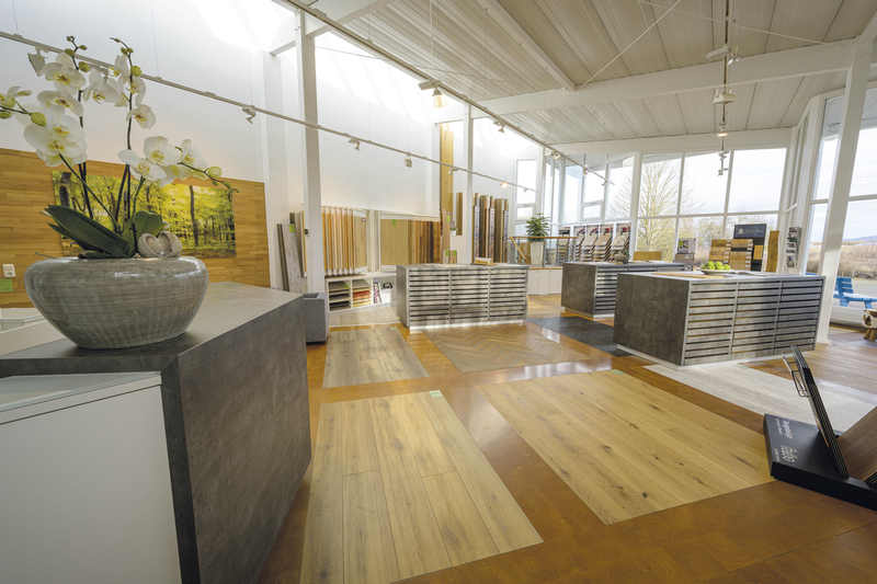 Boden-Parkettausstellung In der Boden-Parkettausstellung werden verschiedene Parkett- und Laminatböden stilvoll präsentiert.