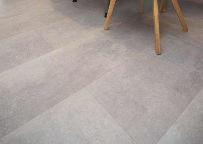 Ein eleganter DISANO-Designboden-Gewerbe, der eine moderne und stilvolle Atmosphäre in einem Raum schafft.