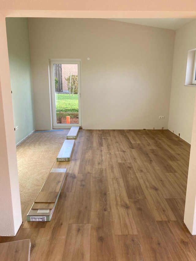 Ein geräumiger Dachboden mit Sichtbalken und neu verlegtem Parkettboden strahlt rustikalen Charme aus.